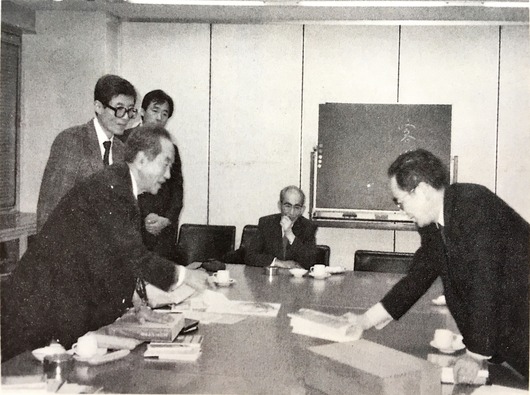 1993년 제7회 해외연수회 네덜란드 센트럴북하우스 초청간담회 참석